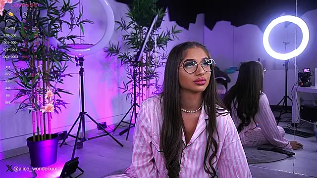 Snapshot of VanessaSimon chatting on 01-19-25, 06:42 VanessaSimon online show from 01-19-25, 06:42