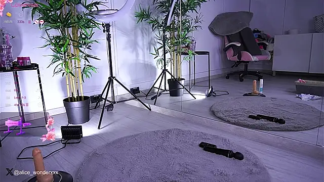 Snapshot of VanessaSimon chatting on 01-21-25, 09:03 VanessaSimon online show from 01-21-25, 09:03