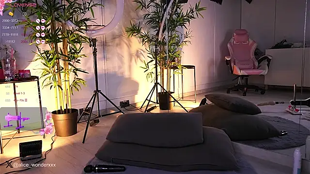 Snapshot of VanessaSimon chatting on 01-25-25, 11:44 VanessaSimon online show from 01-25-25, 11:44