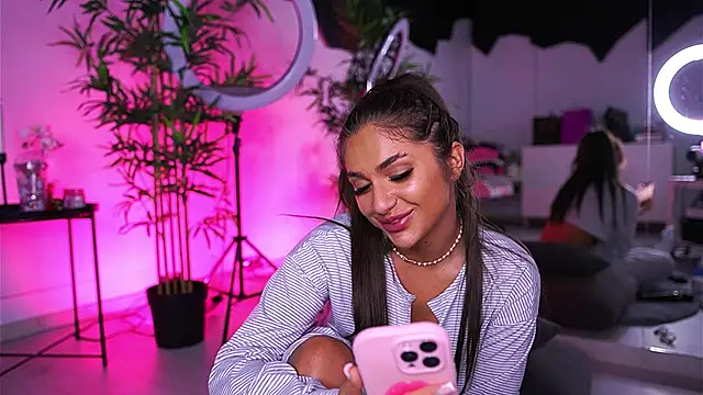 Snapshot of VanessaSimon chatting on 01-28-25, 12:22 VanessaSimon online show from 01-28-25, 12:22