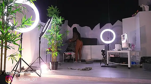 Snapshot of VanessaSimon chatting on 02-13-25, 06:30 VanessaSimon online show from 02-13-25, 06:30