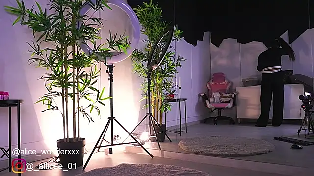 Snapshot of VanessaSimon chatting on 02-17-25, 06:42 VanessaSimon online show from 02-17-25, 06:42