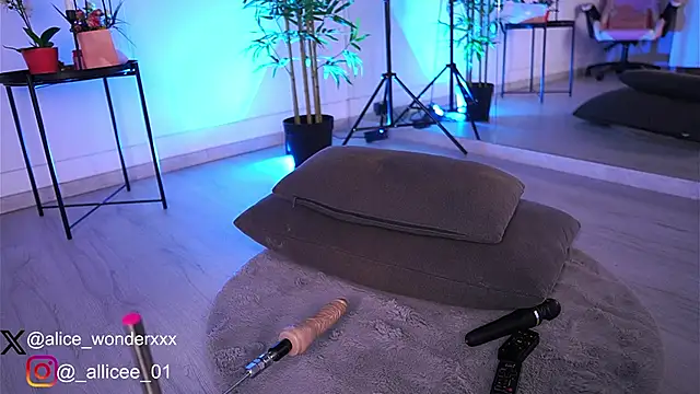 Snapshot of VanessaSimon chatting on 03-08-25, 10:11 VanessaSimon online show from 03-08-25, 10:11