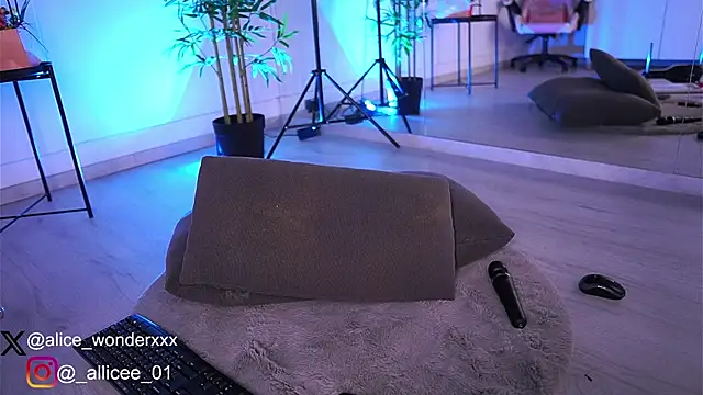 Snapshot of VanessaSimon chatting on 03-08-25, 01:14 VanessaSimon online show from 03-08-25, 01:14