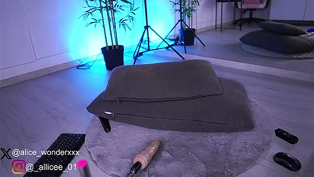 Snapshot of VanessaSimon chatting on 03-10-25, 09:32 VanessaSimon online show from 03-10-25, 09:32