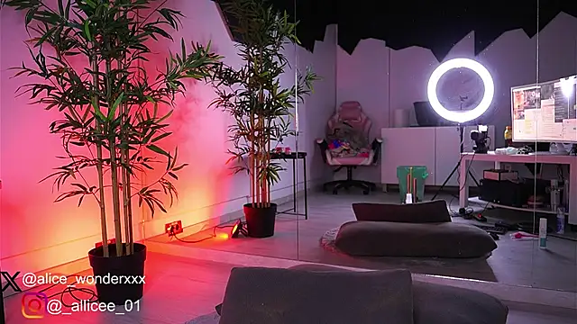 Snapshot of VanessaSimon chatting on 03-14-25, 09:24 VanessaSimon online show from 03-14-25, 09:24