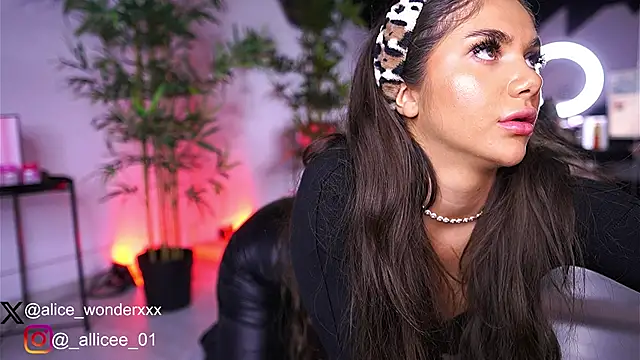 Snapshot of VanessaSimon chatting on 03-17-25, 06:07 VanessaSimon online show from 03-17-25, 06:07