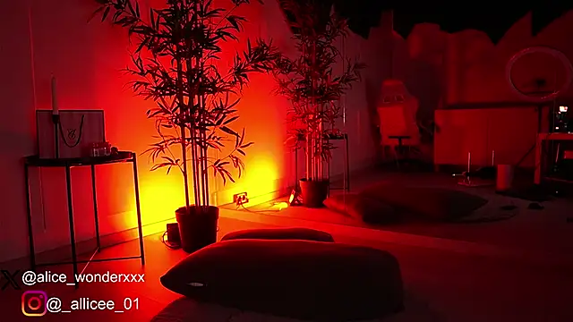 Snapshot of VanessaSimon chatting on 03-18-25, 06:03 VanessaSimon online show from 03-18-25, 06:03