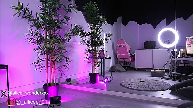 Snapshot of VanessaSimon chatting on 03-19-25, 06:03 VanessaSimon online show from 03-19-25, 06:03