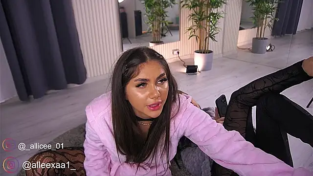 Snapshot of VanessaSimon chatting on 03-21-25, 11:33 VanessaSimon online show from 03-21-25, 11:33