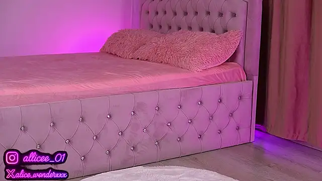 Snapshot of VanessaSimon chatting on 09-17-25, 06:04 VanessaSimon online show from 09-17-25, 06:04