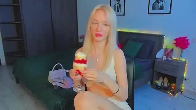 Snapshot of AleksaBlonde chatting on 03-09-25, 02:21 AleksaBlonde online show from 03-09-25, 02:21