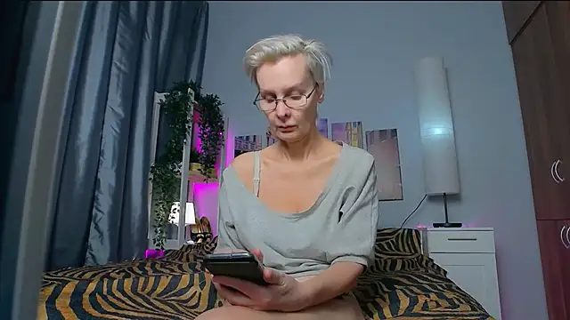 HelgaHimmell online show from 01-31-25, 03:52