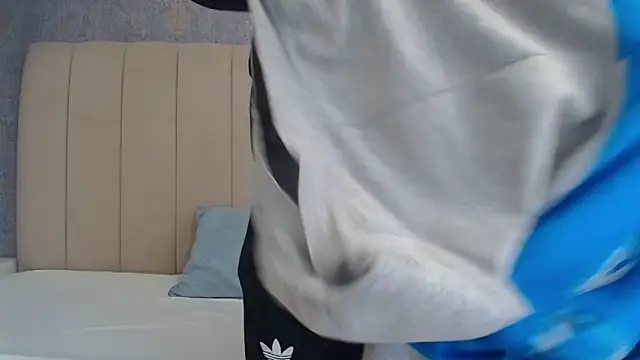 Snapshot of thiago19s chatting on 12-14-24, 07:14 thiago19s online show from 12-14-24, 07:14