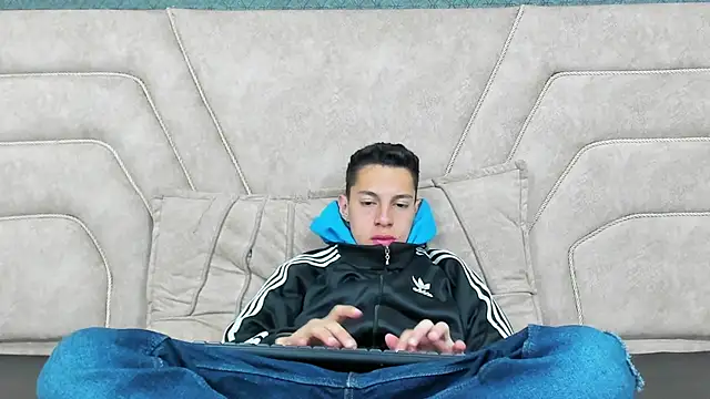 Snapshot of thiago19s chatting on 12-21-24, 07:16 thiago19s online show from 12-21-24, 07:16