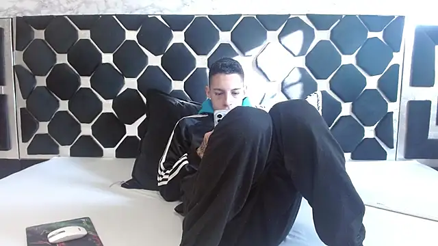 Snapshot of thiago19s chatting on 02-13-25, 12:32 thiago19s online show from 02-13-25, 12:32