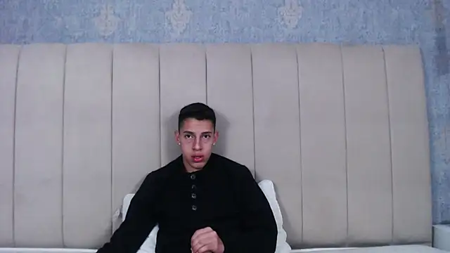 Snapshot of thiago19s chatting on 02-14-25, 10:36 thiago19s online show from 02-14-25, 10:36