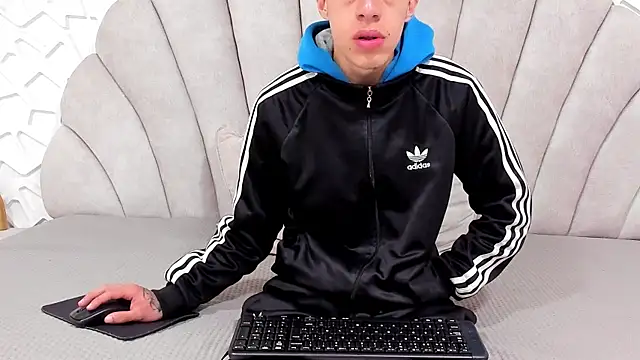 Snapshot of thiago19s chatting on 03-12-25, 03:18 thiago19s online show from 03-12-25, 03:18