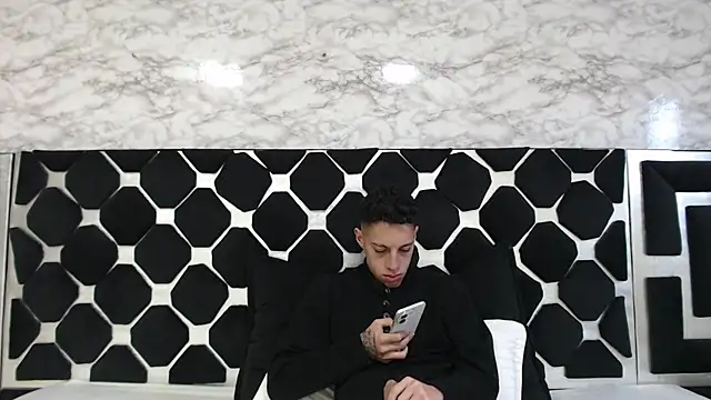 Snapshot of thiago19s chatting on 03-14-25, 10:27 thiago19s online show from 03-14-25, 10:27