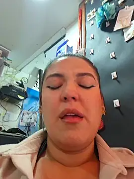 Snapshot of Sophie-hatter chatting on 07-24-26, 05:33 Sophie-hatter online show from 07-24-26, 05:33