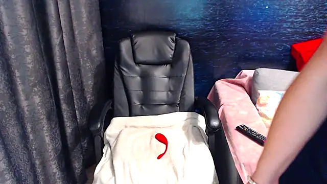 LadyAverrySquirt11 online show from 01-17-25, 08:24