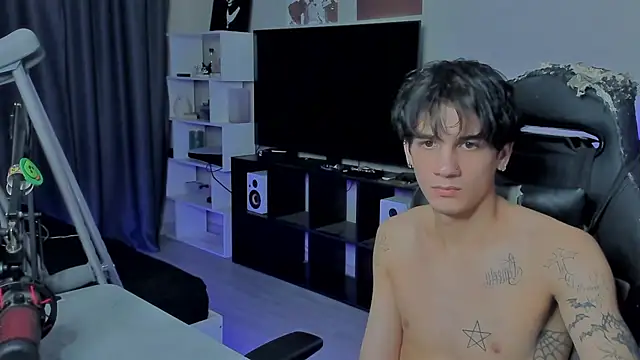 Snapshot of MarkBrowniii chatting on 09-21-25, 05:03 MarkBrowniii online show from 09-21-25, 05:03