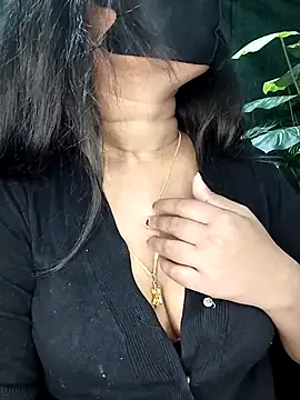 Idhika Paul online show from 11-25-25, 12:10