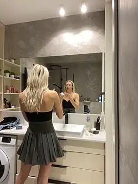 LuisaBecker online show from 12-08-24, 09:13