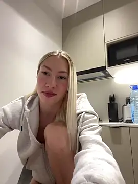 LuisaBecker online show from 01-02-25, 03:19