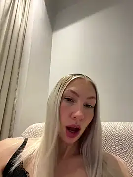 LuisaBecker online show from 03-10-25, 08:23