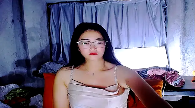 Snapshot of Floor_oo chatting on 03-13-25, 10:32 Floor oo online show from 03-13-25, 10:32