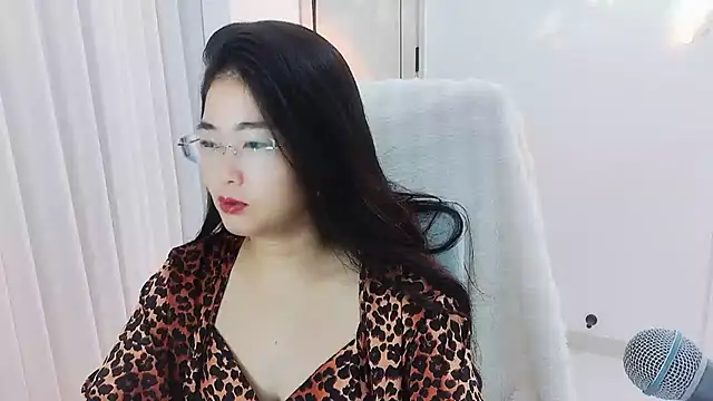 Snapshot of Floor_oo chatting on 09-18-25, 02:52 Floor oo online show from 09-18-25, 02:52