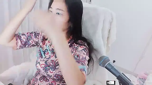 Snapshot of Floor_oo chatting on 10-12-25, 02:27 Floor oo online show from 10-12-25, 02:27