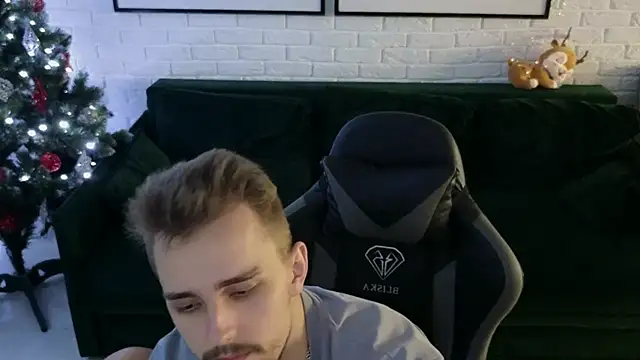 Snapshot of Larstar01 chatting on 12-12-24, 05:31 Larstar01 online show from 12-12-24, 05:31