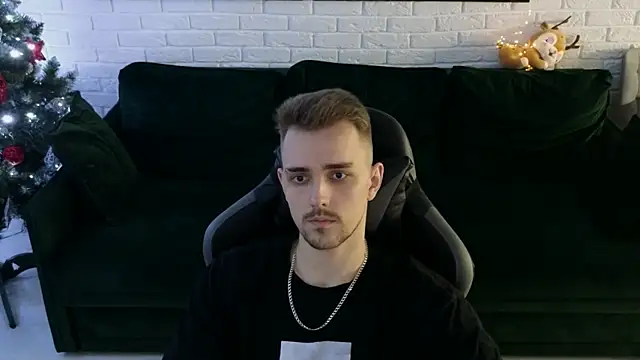 Snapshot of Larstar01 chatting on 12-18-24, 01:37 Larstar01 online show from 12-18-24, 01:37