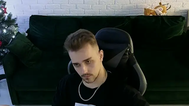 Snapshot of Larstar01 chatting on 12-20-24, 01:36 Larstar01 online show from 12-20-24, 01:36