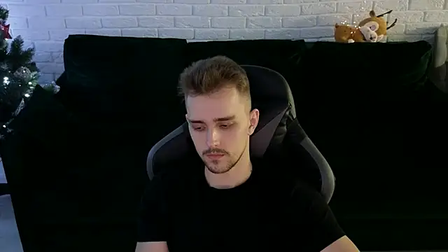 Snapshot of Larstar01 chatting on 12-21-24, 04:30 Larstar01 online show from 12-21-24, 04:30