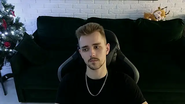 Snapshot of Larstar01 chatting on 12-27-24, 01:43 Larstar01 online show from 12-27-24, 01:43