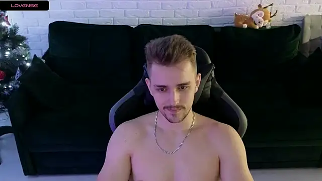 Snapshot of Larstar01 chatting on 12-28-24, 05:44 Larstar01 online show from 12-28-24, 05:44