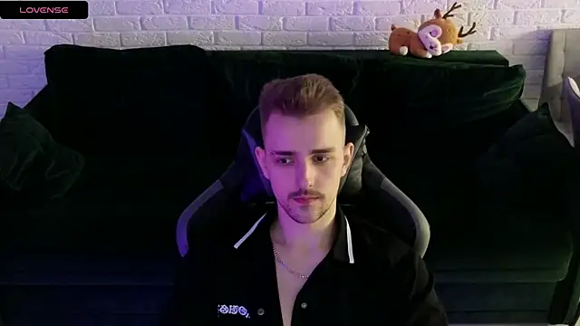 Snapshot of Larstar01 chatting on 01-08-25, 04:23 Larstar01 online show from 01-08-25, 04:23