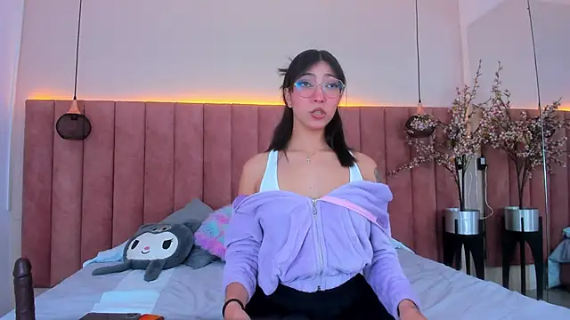 Snapshot of MarianaBranzz chatting on 12-17-24, 01:05 MarianaBranzz online show from 12-17-24, 01:05