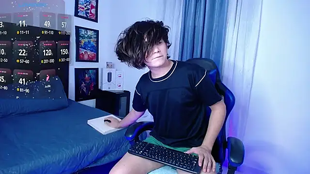 Snapshot of andyboy- chatting on 10-01-25, 11:33 andyboy- online show from 10-01-25, 11:33