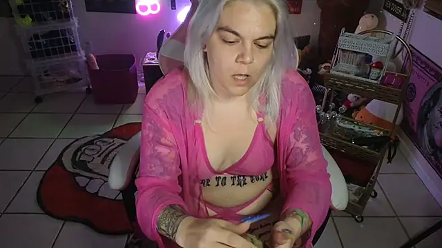 Snapshot of CherryBombBomb chatting on 01-11-25, 06:56 CherryBombBomb online show from 01-11-25, 06:56