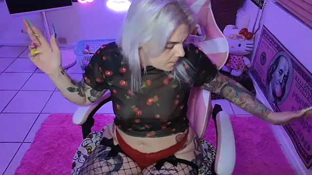 Snapshot of CherryBombBomb chatting on 01-31-25, 05:51 CherryBombBomb online show from 01-31-25, 05:51