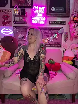 Snapshot of CherryBombBomb chatting on 02-14-25, 06:34 CherryBombBomb online show from 02-14-25, 06:34