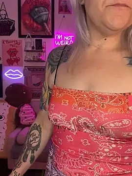 Snapshot of CherryBombBomb chatting on 02-16-25, 04:31 CherryBombBomb online show from 02-16-25, 04:31