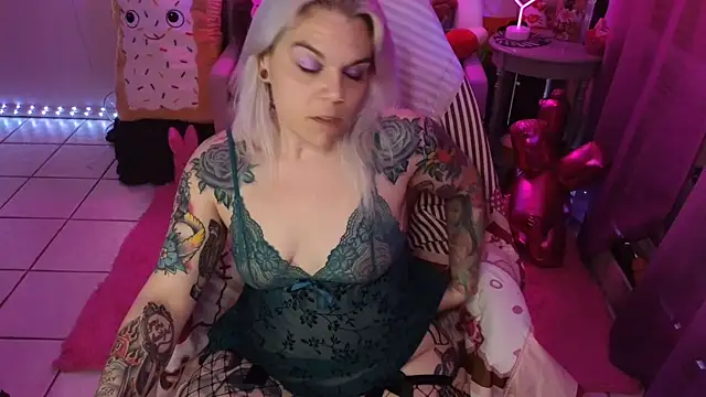 Snapshot of CherryBombBomb chatting on 02-20-25, 06:39 CherryBombBomb online show from 02-20-25, 06:39