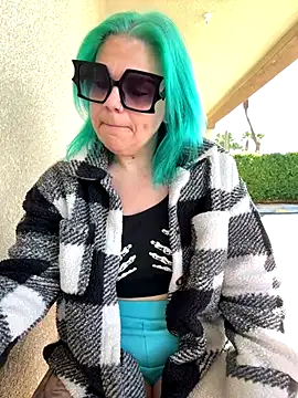 Snapshot of CherryBombBomb chatting on 10-15-25, 04:40 CherryBombBomb online show from 10-15-25, 04:40