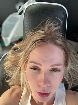 Snapshot of LavenderHot chatting on 03-02-25, 04:39 LavenderHot online show from 03-02-25, 04:39