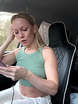 Snapshot of LavenderHot chatting on 10-19-25, 01:50 LavenderHot online show from 10-19-25, 01:50